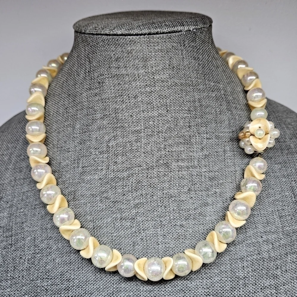 VINTAGE Cream and Iridescent Beaded Strand Flower Box Clasp Necklace Japan